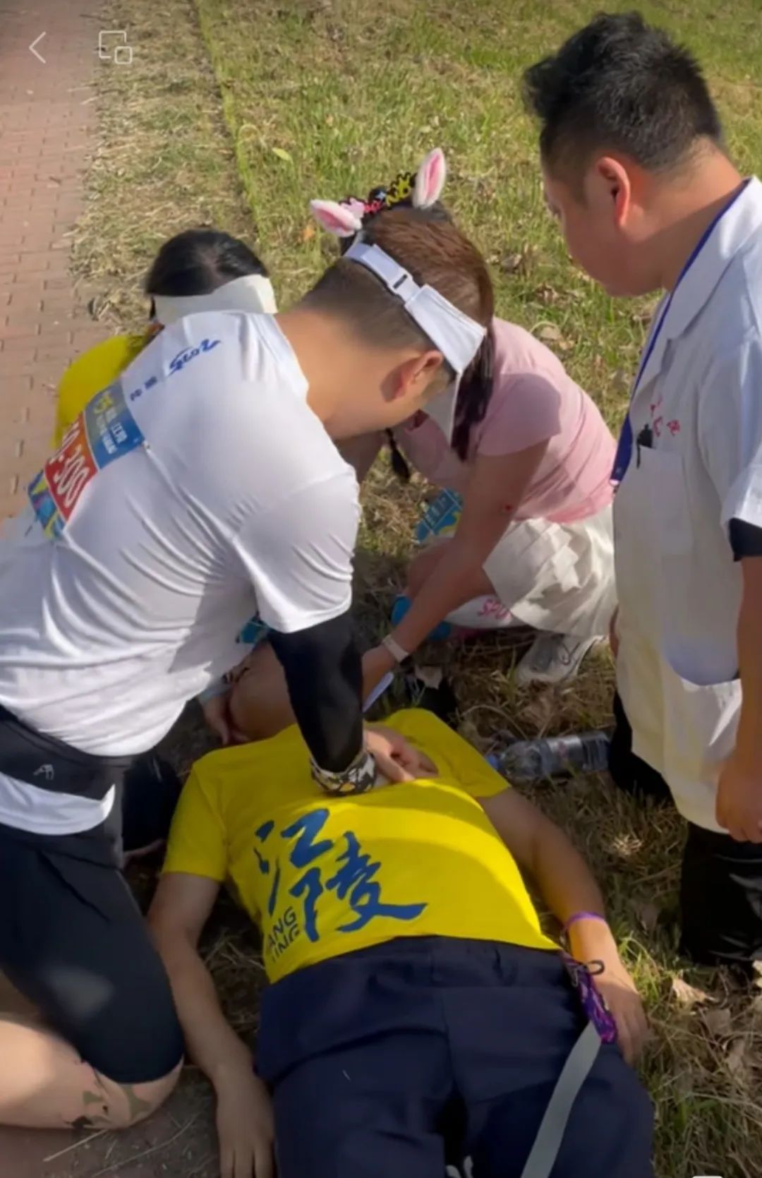 湖北一男子跑马拉松时心脏骤停，仅30秒，长沙小伙到场施救！