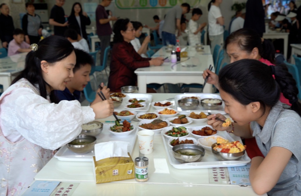 “米饭蒸了半吨多”“饭碗都不够了” 数千名游客挤满重庆荣昌政府食堂！