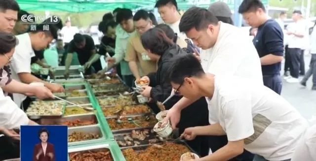10元可吃40个荤菜!这位“盒饭姐”火了 10元可吃40个荤菜!这位“盒饭姐”火了