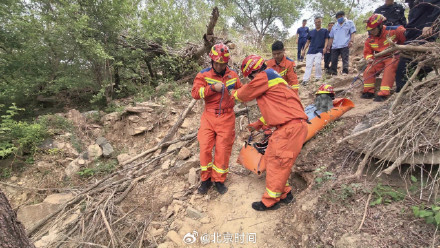 北京82岁老人独自爬野山摔伤 北京82岁老人独自爬野山摔伤