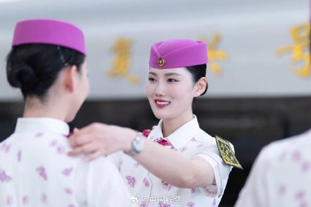 乘务员换制服啦！