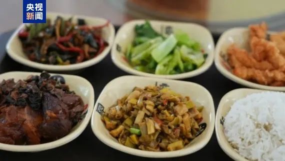 7000名游客挤爆政府食堂:这波“宠客”操作太棒了!多地宣布开放→ 7000名游客挤爆政府食堂:这波“宠客”操作太棒了!多地宣布开放→