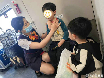 母亲下车透气错过上车遗留两小孩,7小时后到站爸爸来接 母亲下车透气错过上车遗留两小孩,7小时后到站爸爸来接