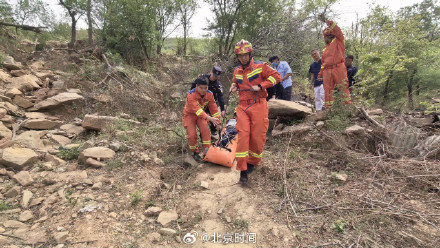 北京82岁老人独自爬野山摔伤 北京82岁老人独自爬野山摔伤