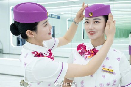 乘务员换制服啦！