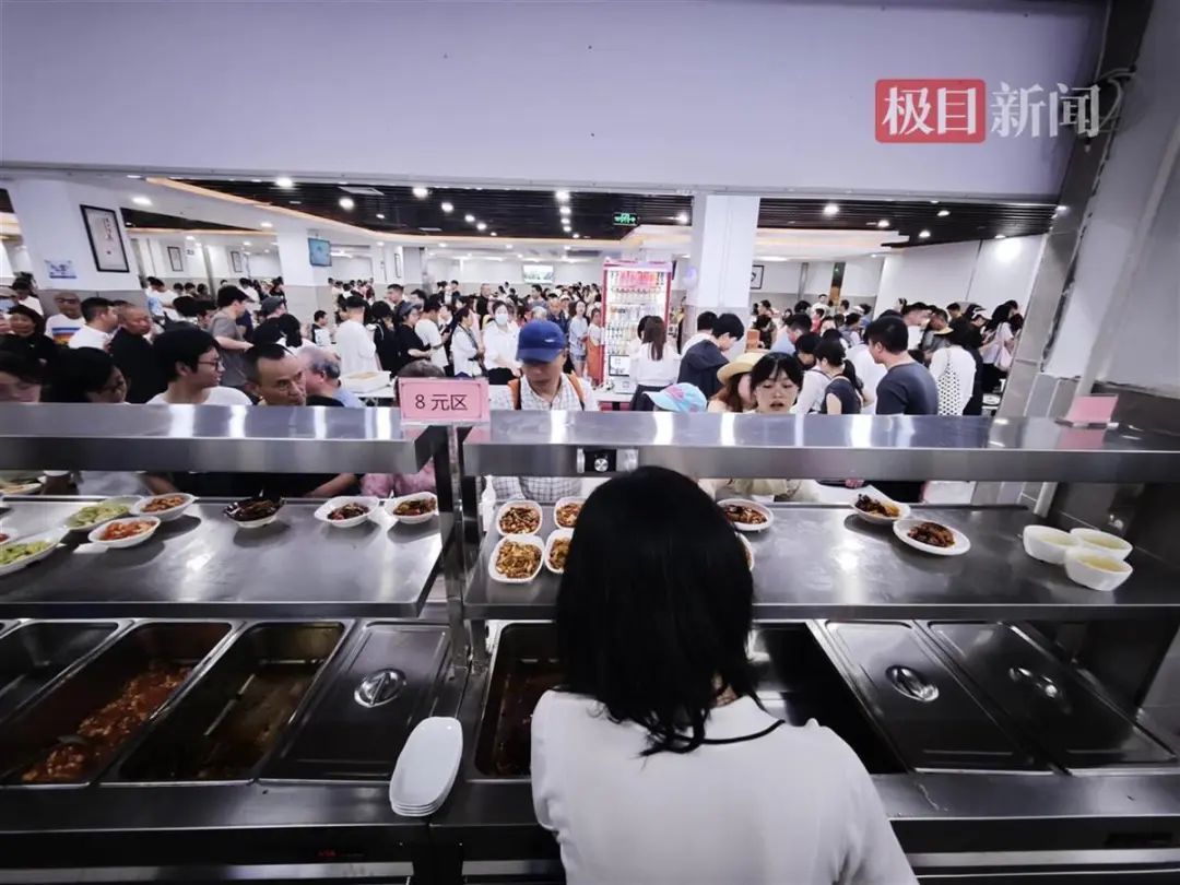 “米饭蒸了半吨多”“饭碗都不够了” 数千名游客挤满重庆荣昌政府食堂！