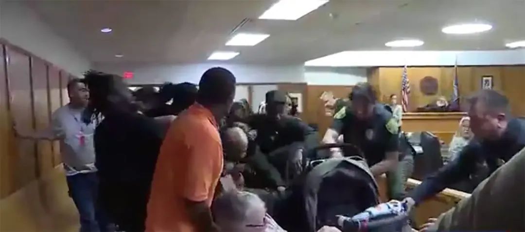 美国14岁男孩被杀,双方家族在法庭上爆发激烈斗殴 美国14岁男孩被杀,双方家族在法庭上爆发激烈斗殴