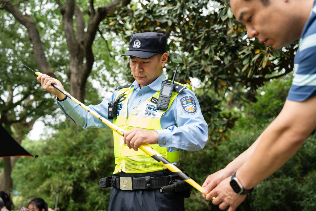 五一假期上海多个景点人流如织，警方多措并举确保秩序