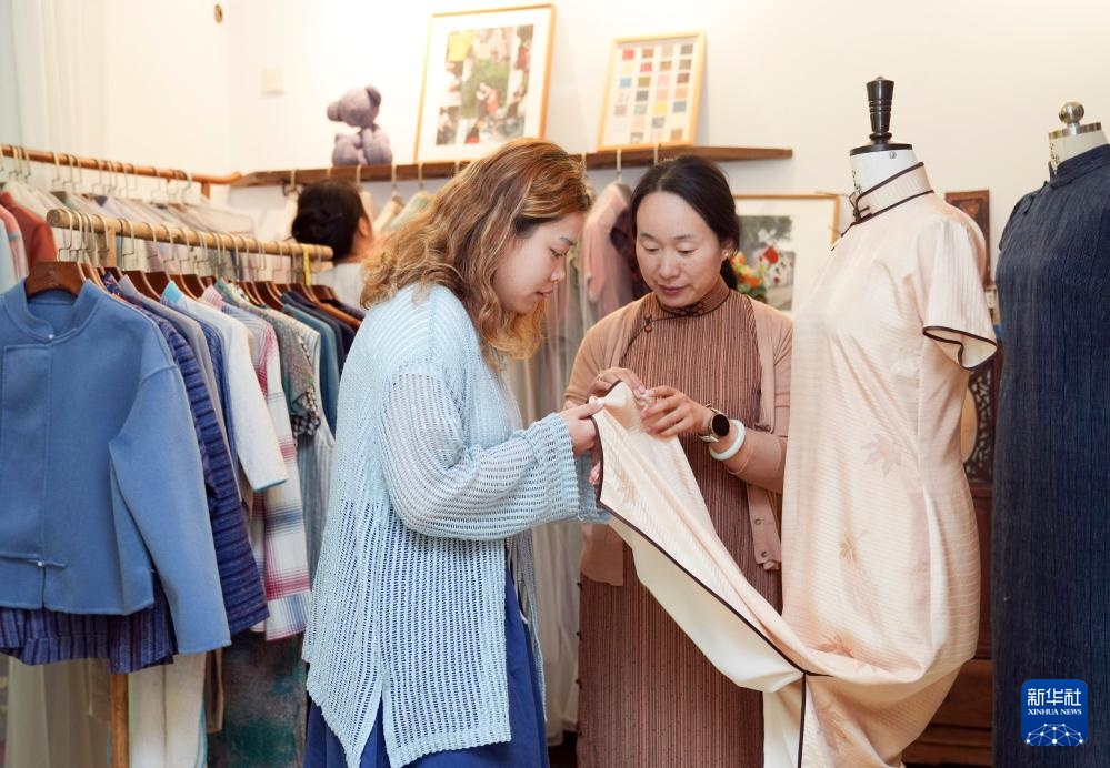 乡村里的旗袍工作室:一针一线“缝”梦想 乡村里的旗袍工作室:一针一线“缝”梦想