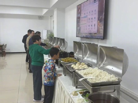 “五一”假期，北京一区开放政府停车场、推出共享食堂，记者现场探访