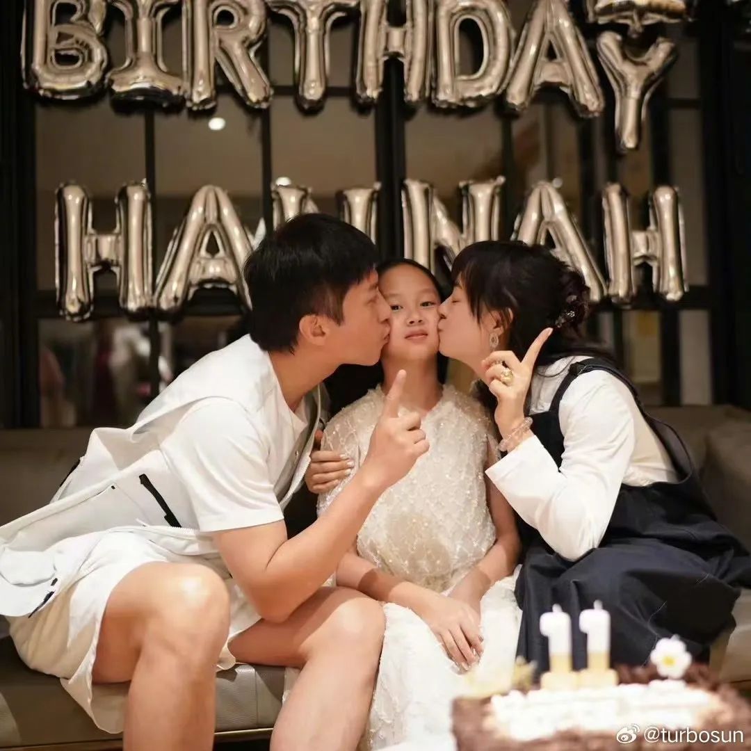 孙俪邓超为女儿庆生，亲吻照遭调侃→