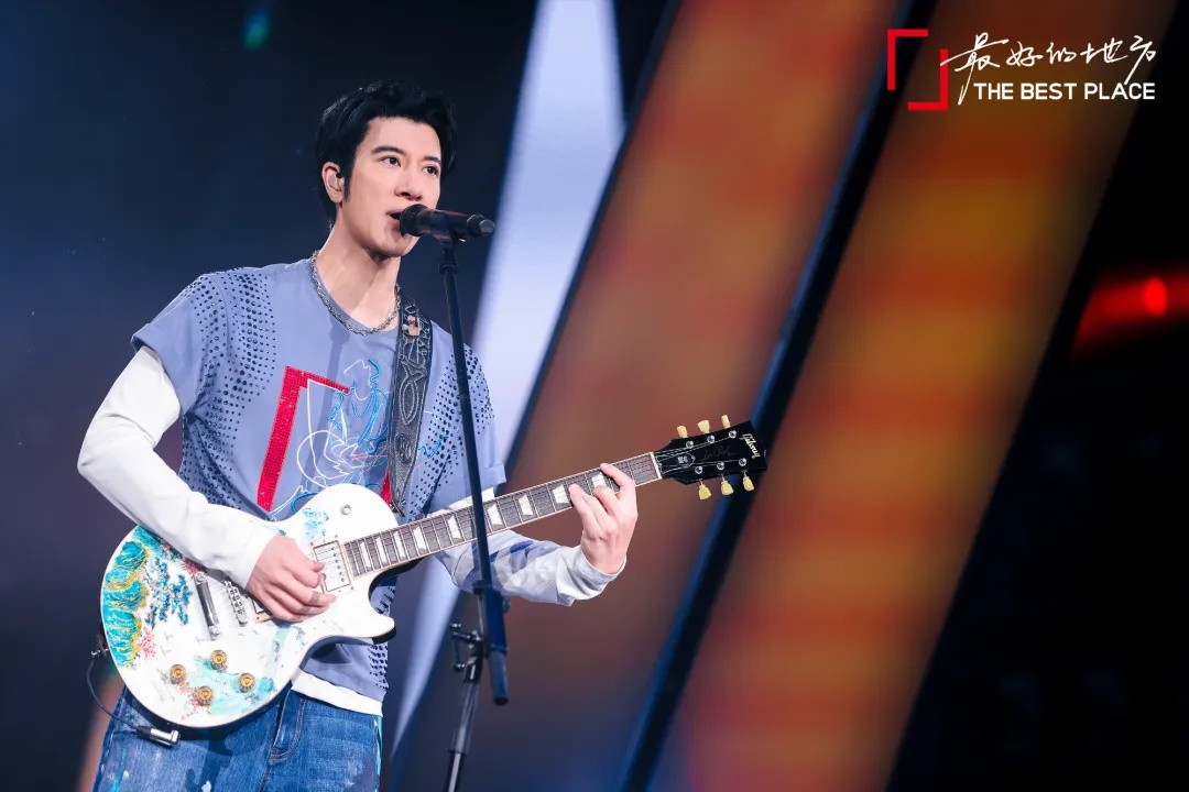 冲上热搜！王力宏演唱会一脚踩空，差点…粉丝心疼