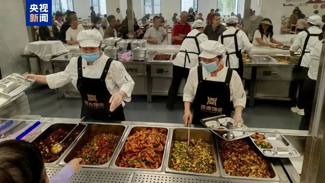 7000名游客挤爆政府食堂:这波“宠客”操作太棒了!多地宣布开放→ 7000名游客挤爆政府食堂:这波“宠客”操作太棒了!多地宣布开放→