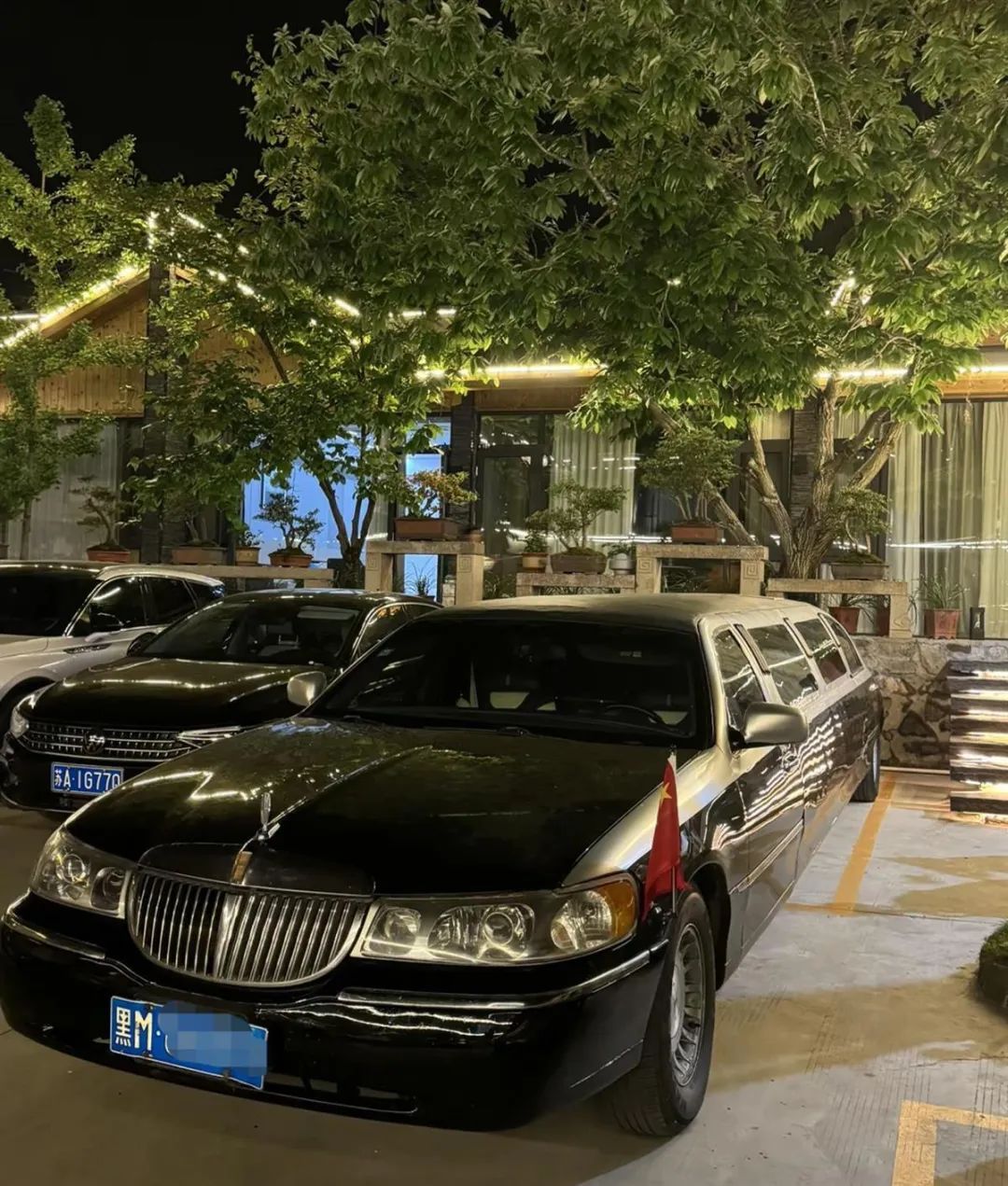 男子开9米加长林肯堵瘫网红公路!网友纷纷指责:把我坑苦了…… 男子开9米加长林肯堵瘫网红公路!网友纷纷指责:把我坑苦了……