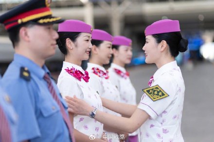 乘务员换制服啦！