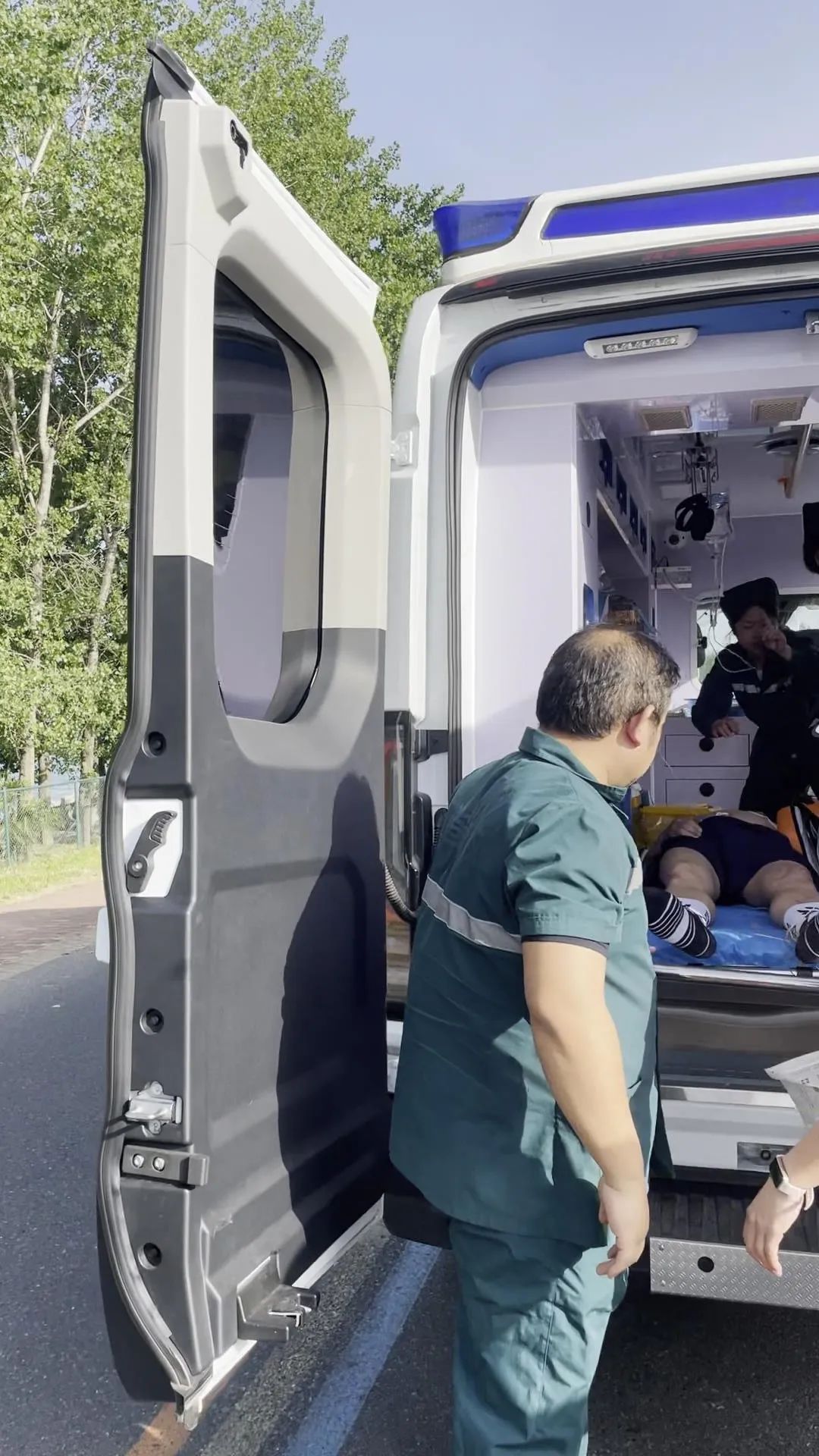 湖北一男子跑马拉松时心脏骤停，仅30秒，长沙小伙到场施救！