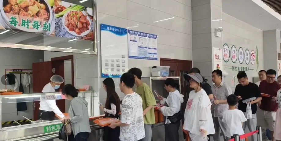 米饭蒸了1000多斤，碗都不够用……五一期间多地政府食堂向游客开放！