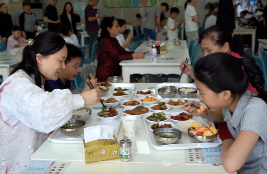 米饭蒸了1000多斤，碗都不够用……五一期间多地政府食堂向游客开放！