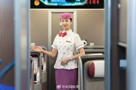 乘务员换制服啦！