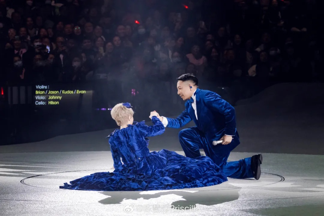 冲上热搜！王力宏演唱会一脚踩空，差点…粉丝心疼