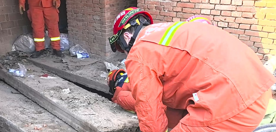 安全提示|粪池里抱出2岁宝宝，老爸随后“上岸”！