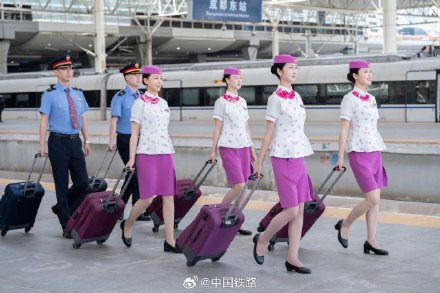 乘务员换制服啦！