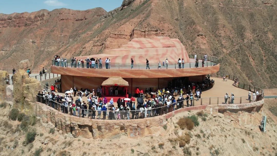 百年铁桥游人如织,特色景区人气满满!“五一”兰州文旅市场热力攀升 百年铁桥游人如织,特色景区人气满满!“五一”兰州文旅市场热力攀升