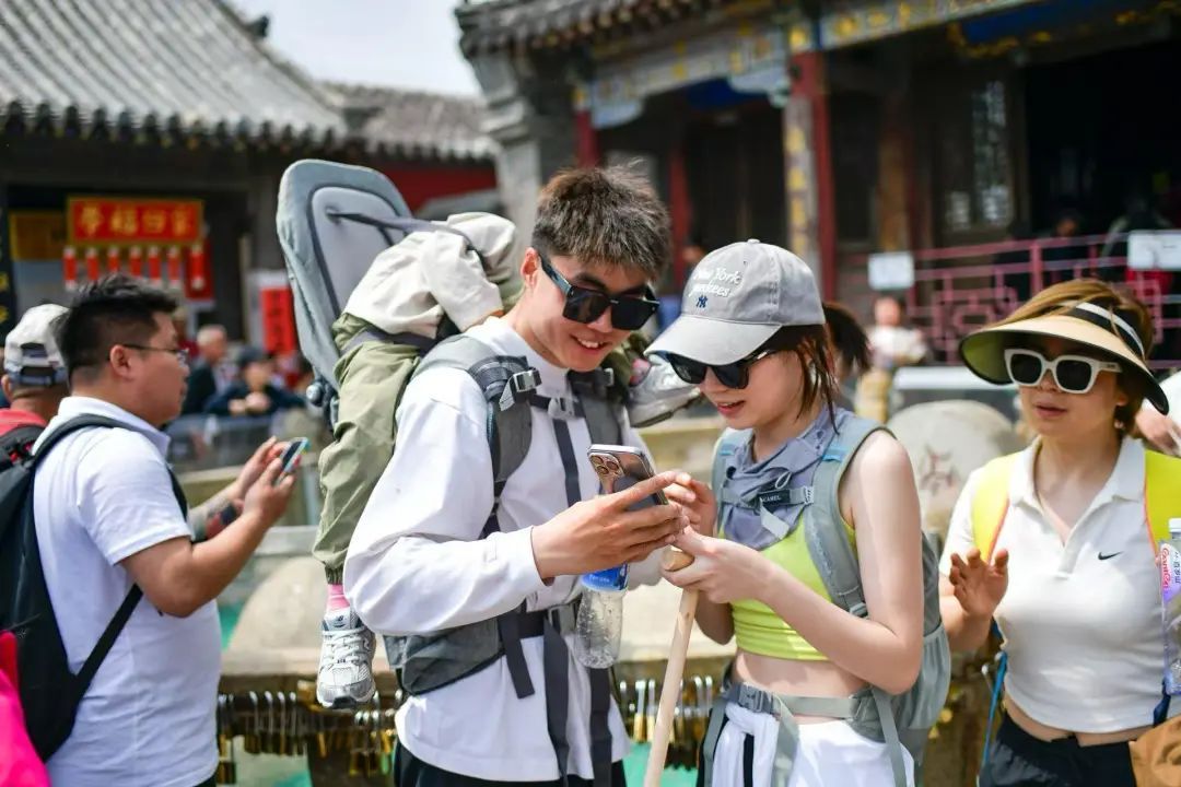 山东大学生泰山陪爬月入5位数！五一咨询量是平时两倍：已成立工作室，毕业后专职陪爬