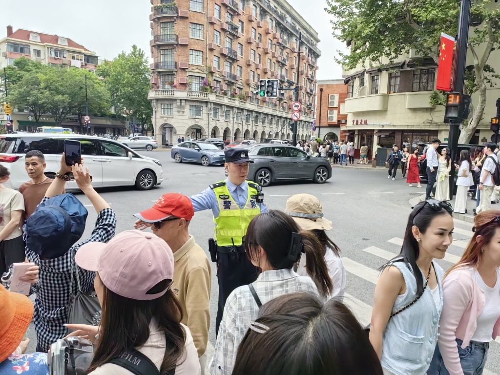 五一假期上海多个景点人流如织，警方多措并举确保秩序
