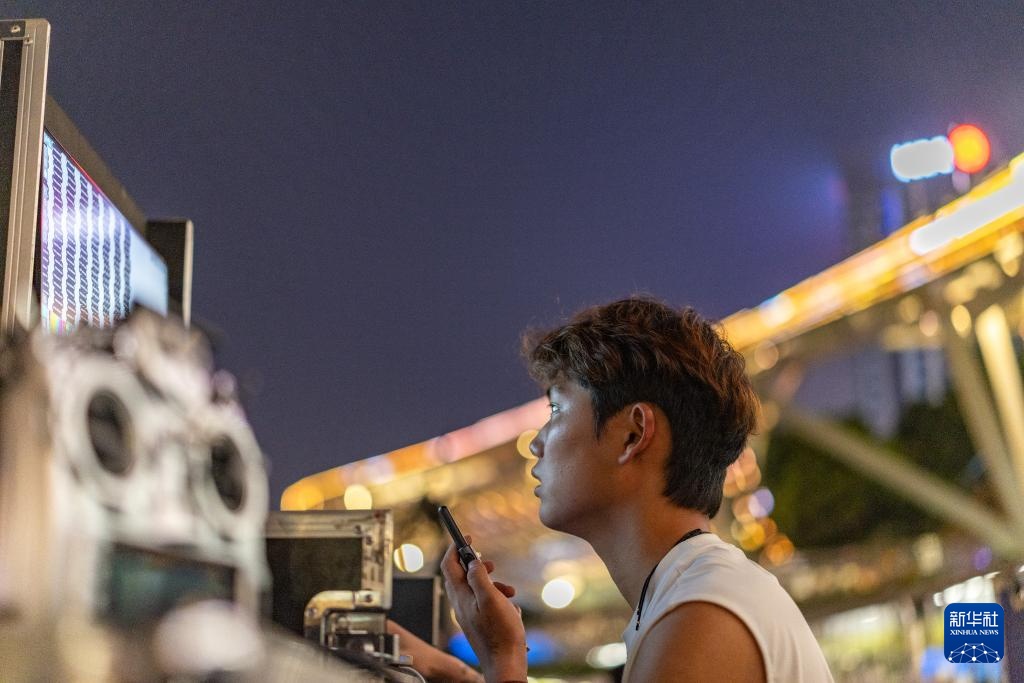 新职业故事丨无人机飞行工程师陆子祥：愿夜空“繁星”更璀璨