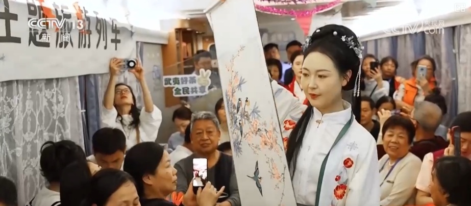 “车票+景区+酒店”织就辐射网 银发列车构建移动文化消费体验空间