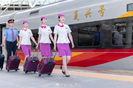 乘务员换制服啦！