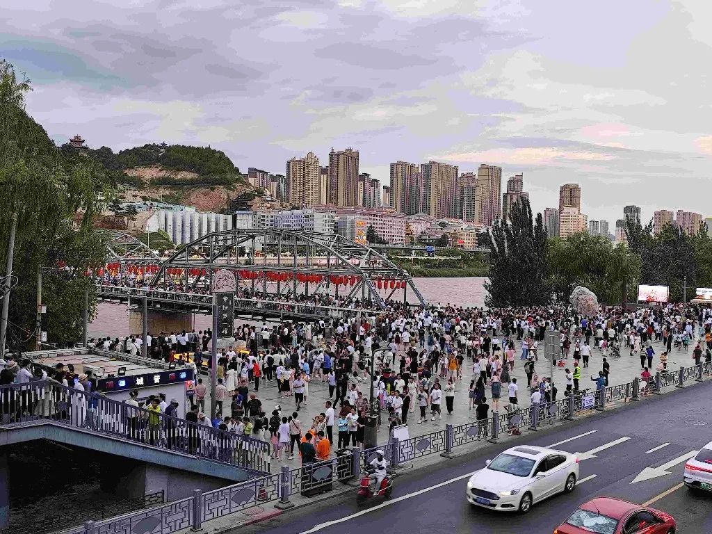 百年铁桥游人如织,特色景区人气满满!“五一”兰州文旅市场热力攀升 百年铁桥游人如织,特色景区人气满满!“五一”兰州文旅市场热力攀升