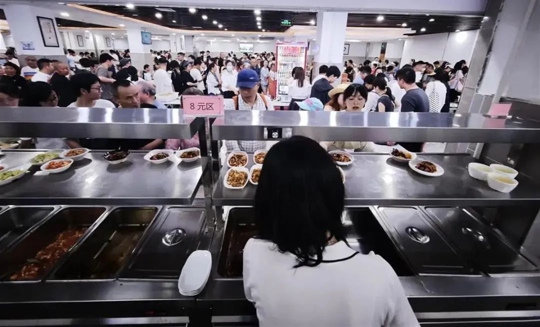 米饭蒸了1000多斤，碗都不够用……五一期间多地政府食堂向游客开放！