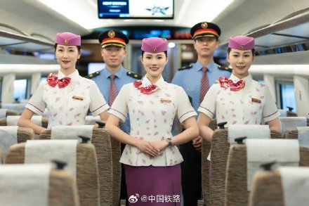 乘务员换制服啦！