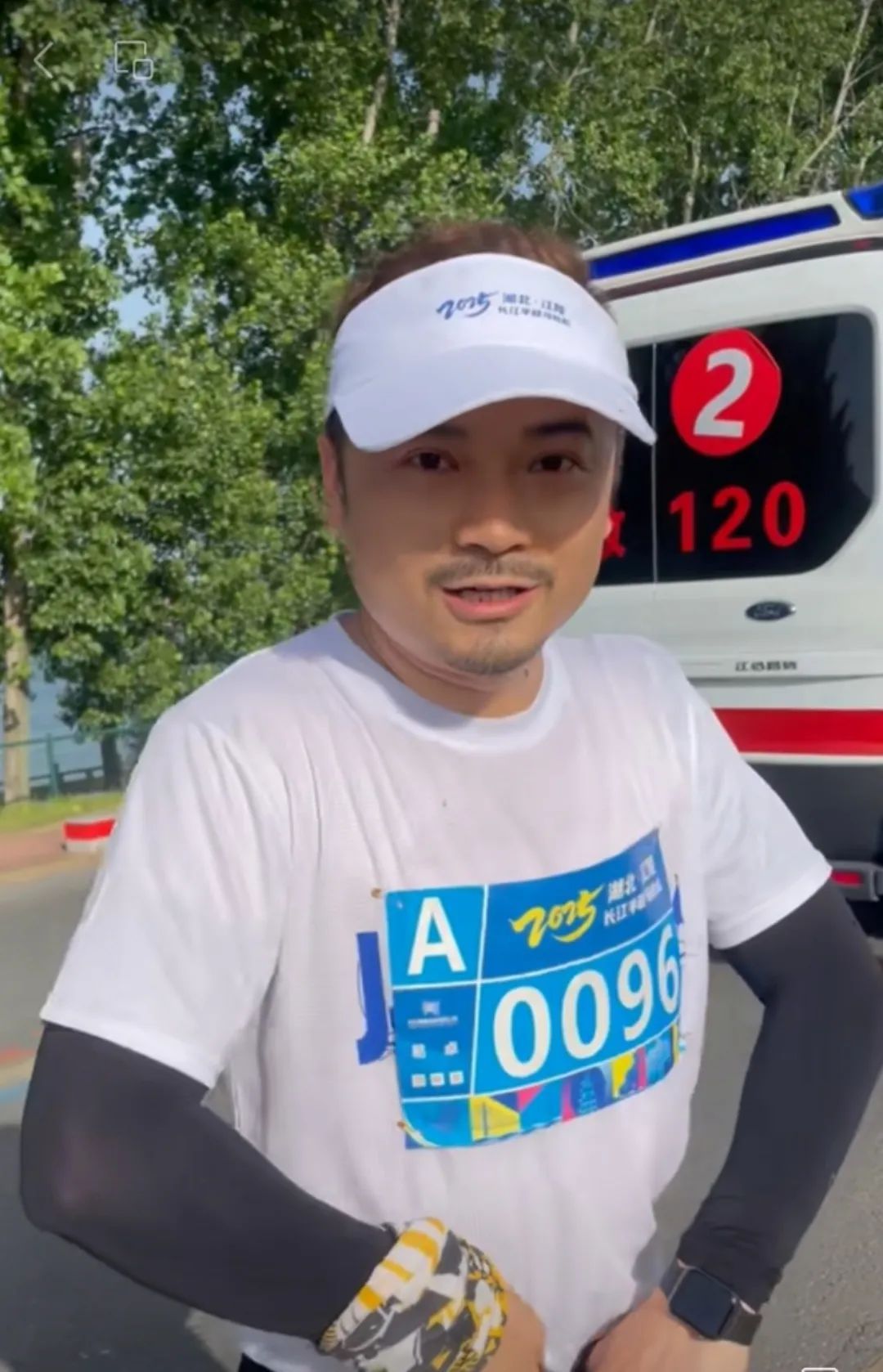 湖北一男子跑马拉松时心脏骤停，仅30秒，长沙小伙到场施救！