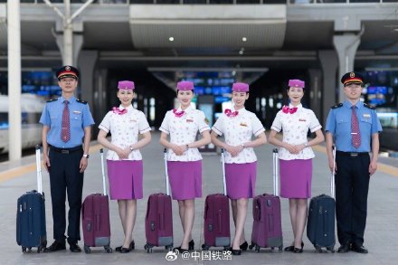 乘务员换制服啦！