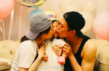 孙俪邓超为11岁女儿庆生,亲吻照遭调侃:今年没有亲到变形 孙俪邓超为11岁女儿庆生,亲吻照遭调侃:今年没有亲到变形