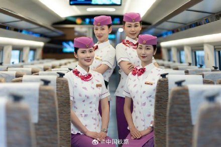 乘务员换制服啦！