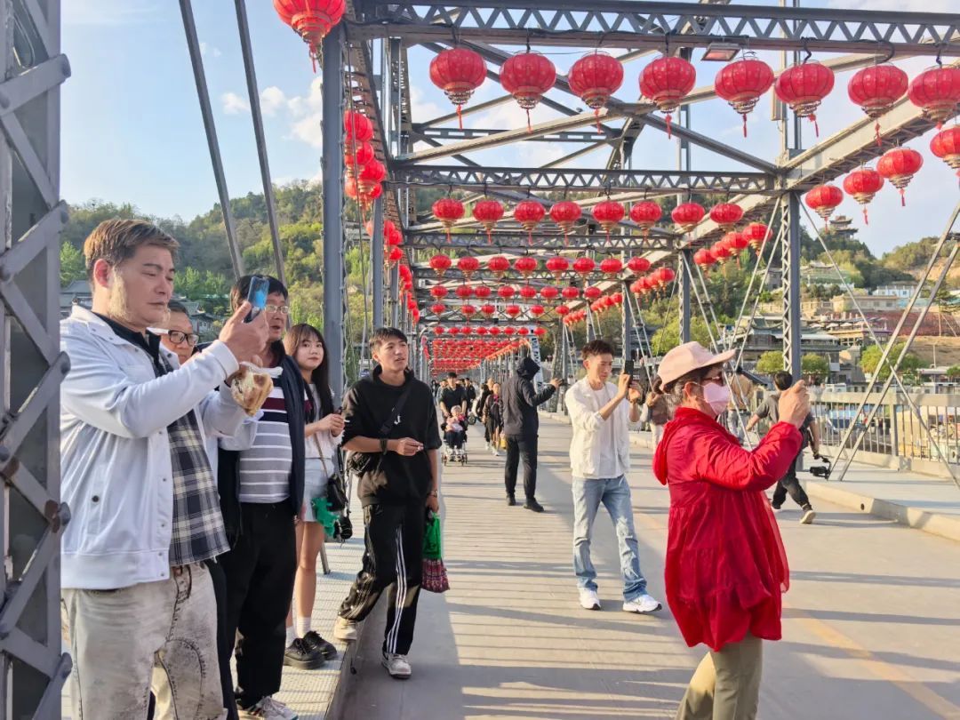 百年铁桥游人如织,特色景区人气满满!“五一”兰州文旅市场热力攀升 百年铁桥游人如织,特色景区人气满满!“五一”兰州文旅市场热力攀升