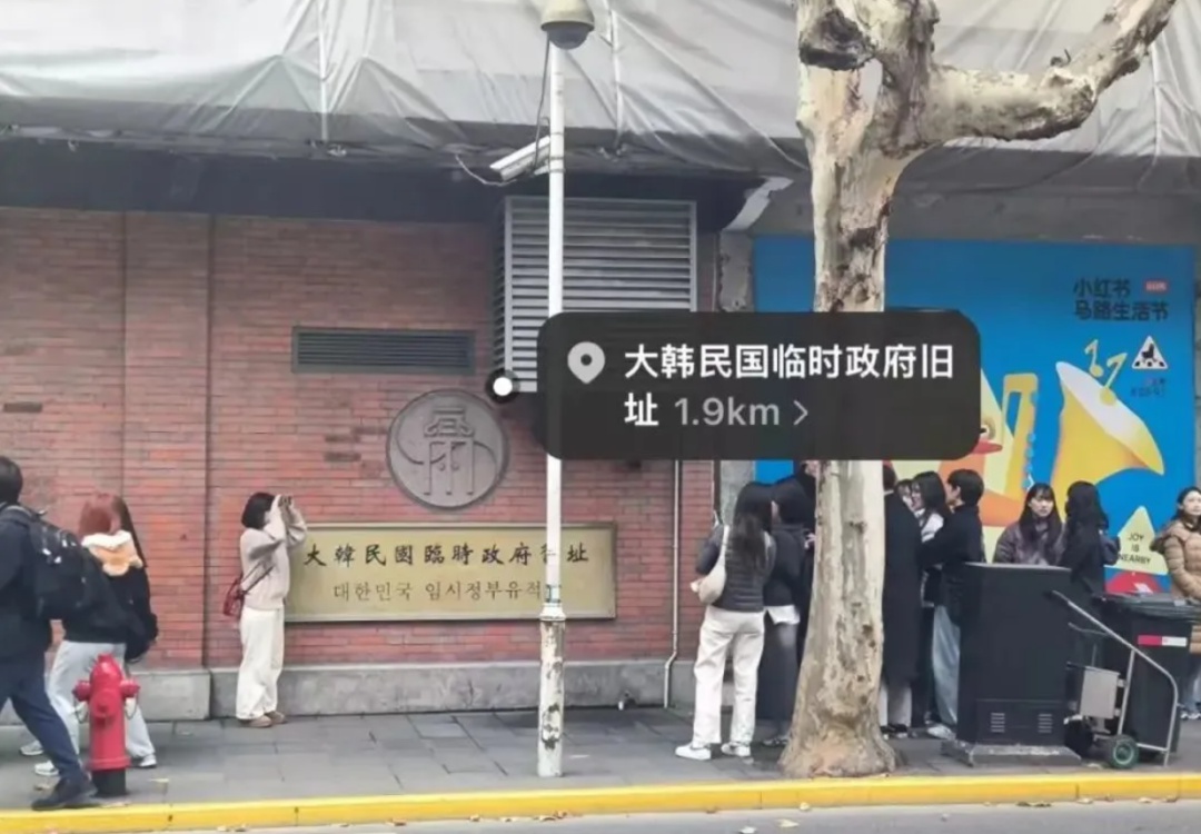 火了！上海一超市突然挤满韩国人，拖拉杆箱疯狂扫货，还对这一幕大呼惊奇