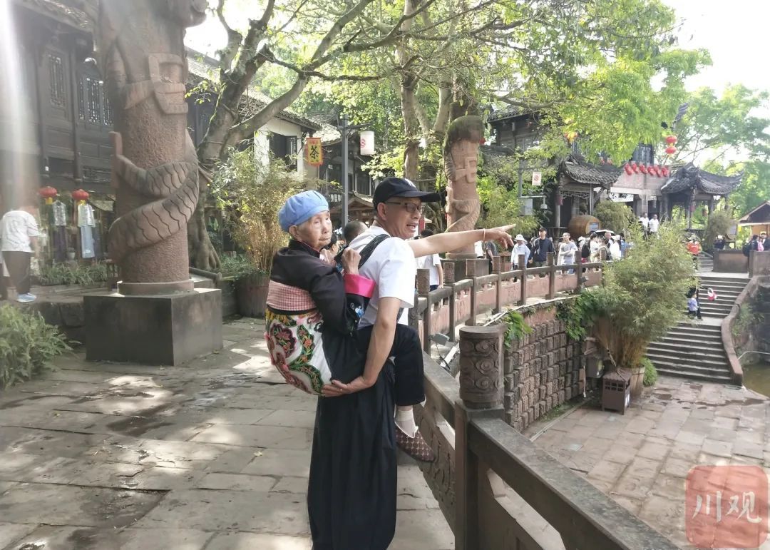 “妈妈,这次换我背你!”五一假期,这个背影刷屏了…… “妈妈,这次换我背你!”五一假期,这个背影刷屏了……