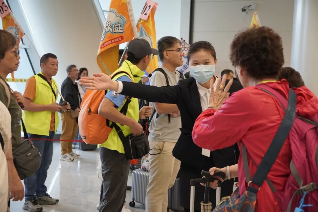 破千万！莲塘口岸“五一”假期人从众