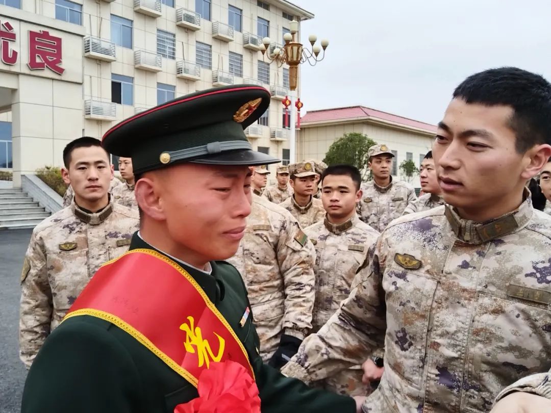 休假瞒着全连辗转2000公里,他只为了这件事…… 休假瞒着全连辗转2000公里,他只为了这件事……