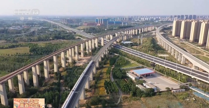 刷手机突然不香了！坐这趟列车可以“刷车窗”