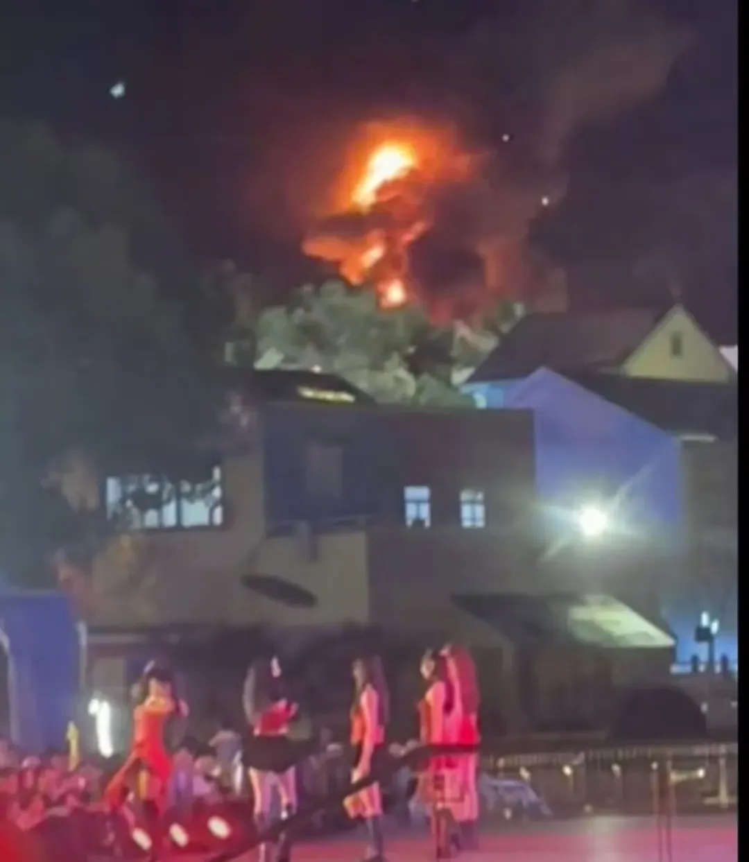 上海欢乐谷：园区内一处停用建筑表面装饰物突发火情，无人员被困及伤亡