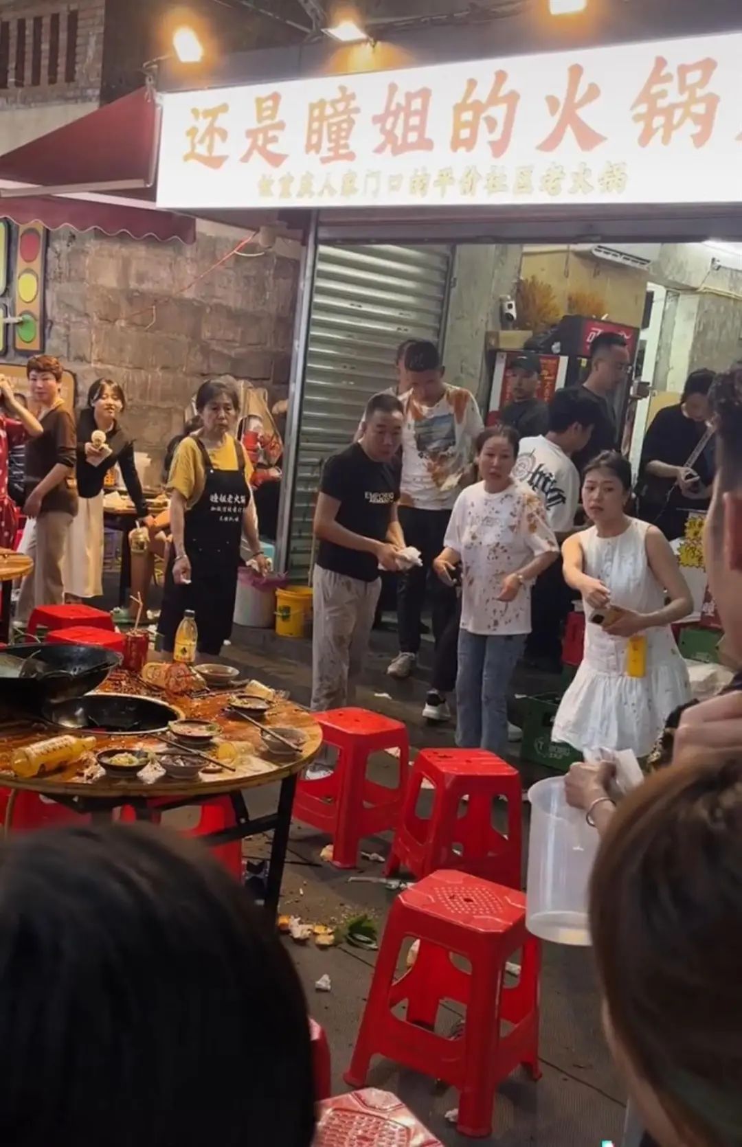 猫咪掉进火锅，烫伤9名食客！店主做法获怒赞，门店回应