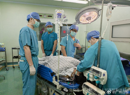 女子误吞鱼刺扎破心脏险丧命 女子误吞鱼刺扎破心脏险丧命