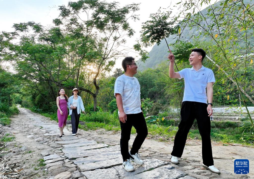 图片故事丨“90后”青年让荒地变成文艺小院