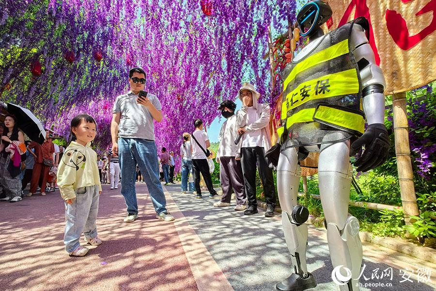 机器人“入职”景区 轻松拿捏! 机器人“入职”景区 轻松拿捏!